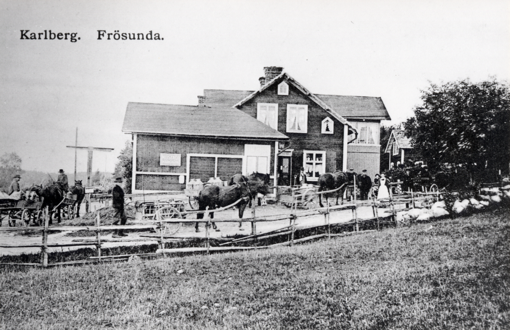 Karlbergs handelsbod låg i korsningen mellan vägarna till Kårsta och Gottröra. Den uppfördes 1888 av Severin Carlsson. Sista innehavaren var Sigvard Jansson som ännu 1989 änvänder huset som sin bostad.
Se Lanthandlare i vallentunasocknarna vid Roslagsbanan