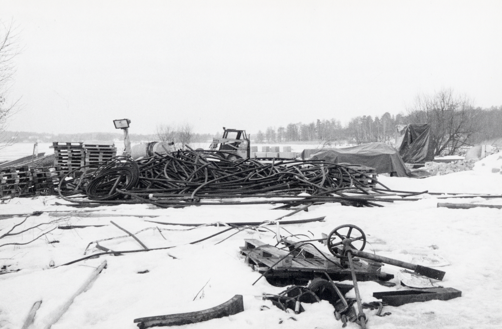 Vallentuna värmeverk AB lägger ut kabel och trummor på Vallentunasjöns is för nedgrävning i sjöns lerbotten för återvinning av värme.  Här är kabel i mängd vid Gustavs udde i Bällsta