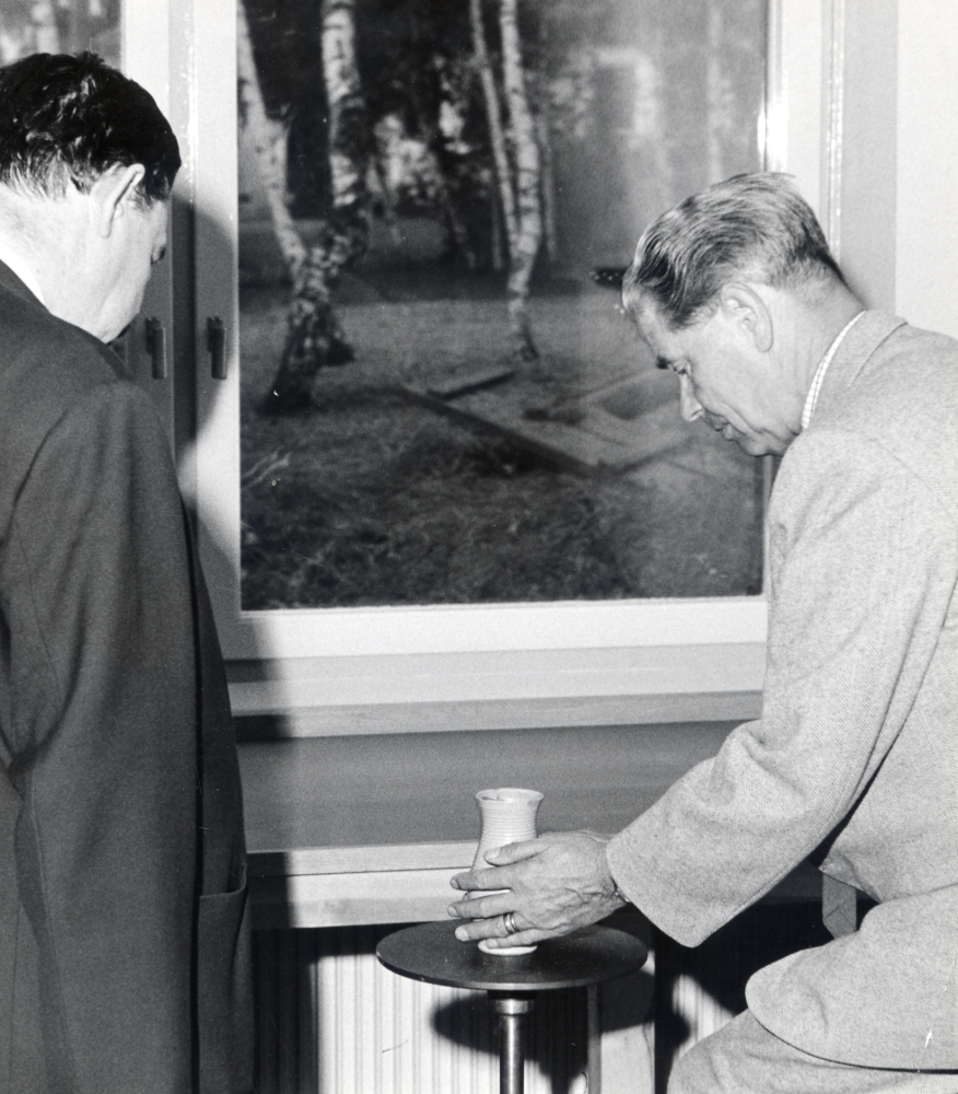 Rektor Josef Andersson demonstrerar den till teckningssalen  i Hjälmsta skola nyförvärvade drejskivan