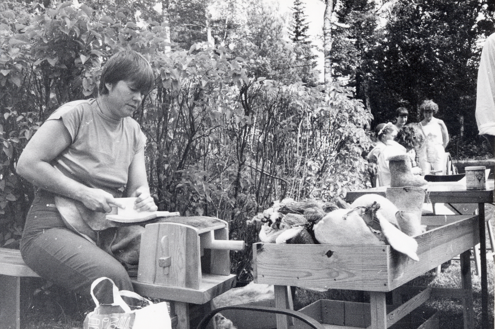 Cousinernas hemslöjdsbod i Lindholmen anordnar en hemslöjdsdag.  Här kardar Marie Lenti ull och visar olika tovade nyttoföremål