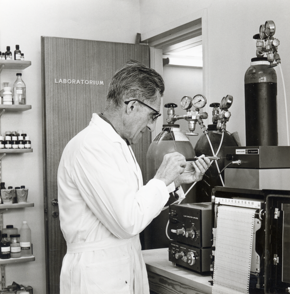 Dr  B Löwenborg  en av grundarna till  Aerosol packing Co AB  och "grand old man" i  aerosolbranschen, utför gaschomatografisk kontroll av en varas renhet.