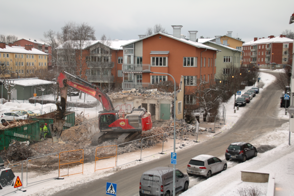 Huset med Vallento Pasta & Pizza på Allévägen / Mörbyvägen rivs. En ny fastighet med hyresrätter ska byggas på platsen.
