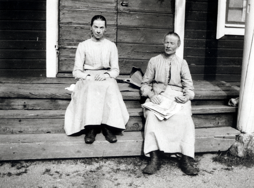 Lovisedal i Bällsta, Vallentuna.  På trappan till lilla stugan  sitter systrarna Hanna och Augusta Malmgren.  Stora huset byggdes 1853 av fadern  Anders Peter Malmgren.  Marken tillhör Kragsta och köptes från Lutteman?.  Lovisedal var en backstuga, Malmgren gjorde dagsverken på Kragsta.  Hanna var trotjänarinna i en familj i Stockholm.  För pengar hon tjänat köpte hon Lovisedal 1903 och testamenterade det till sin syster Augusta, som dog 1938.  Fadern lagade bl a vagnar, som kördes in genom dubbeldörrarna in i lilla stugan  Han var även målare och tapetserare.