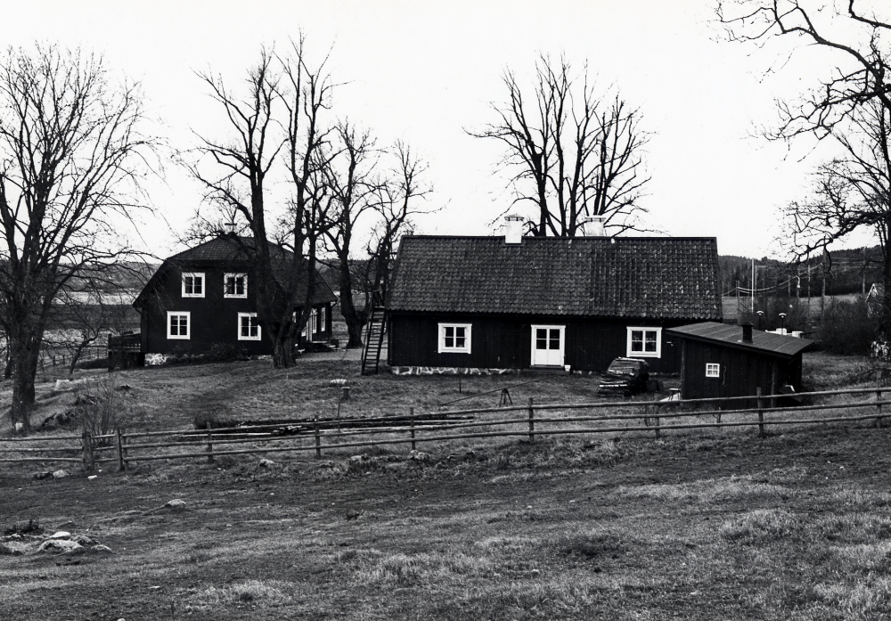 Stora Benhamra restaurerades av Barbro Eketorp och Sven Eketorp med hjälp av Tore Sjöberg Här syns den norra flygeln från norr och huvudbyggnaden t v. Längst t v bakom huvudbyggnaden syns Vadadalen och Långhundraleden