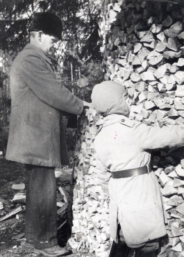 Edvard Brunnberg och fotografens son barnbarnet Björn Pettersson vid den runda vedtraven på Björkhaga, Lingsberg i Vallentuna