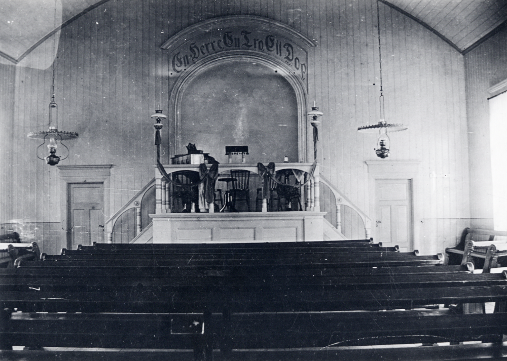 Interiör från Björkholmens baptistkapell invigt 1885 Enligt Anna Hellgren, maka till predikanten Hellgren, är fotografiet taget tidigast 1919 och senast 1933
