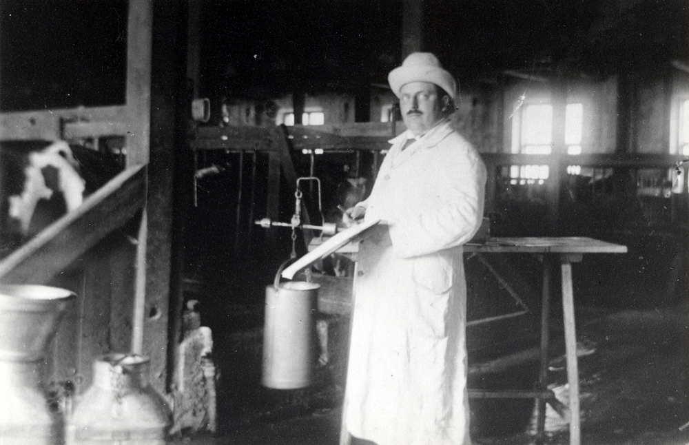 Kontrollassistent  Jöns Jakobsson  arbetar med  mjölkprovning  vid  Backa gård