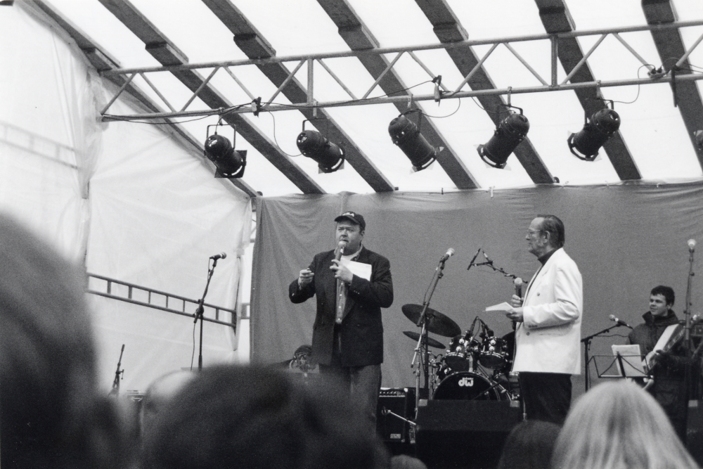 800 år Vallentuna 1998 invigs för alla vallentunabor med bl a show  från scenen på Tuna torg 28 mars 1998.  Underhållaren Uffe Larsson guidar publiken genom Vallentunas historia och Jan Birgersson är konferencier