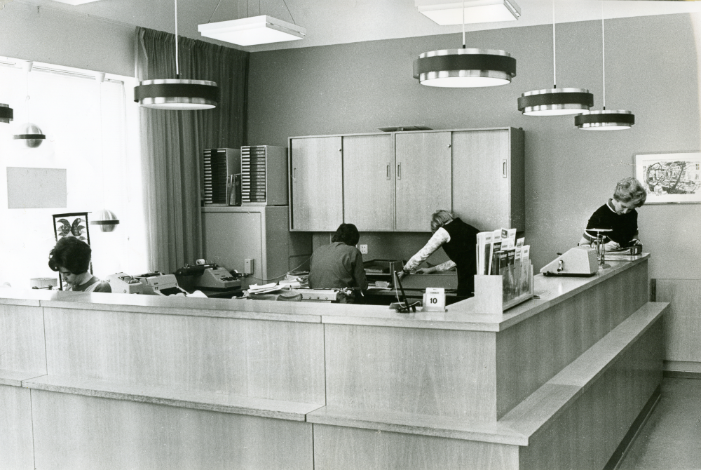 Interiör från Upplandsbankens gamla lokaler på Centralvägen hösten 1973. Upplandsbanken flyttade sedan till Tunahuset.
•Fotografiet ingår i bildserien ”Vardagsliv i Vallentuna kommun” av Rachael Gough-Azmier & Gunilla Blomé, Haga Studios HB.