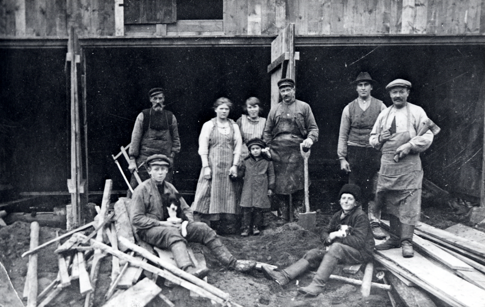 Byggnadsarbete  i  Kårstaby  Fr v  Karl Öhman  med  hunden  Dora, byggnadsarbetare  Andersson,   Agda Andersson,   Tyra Andersson,   Greta Tägtström,   Ernst Andersson,  drängen  Oskar Karlsson  byggnadsarbetare  Emil Eriksson  och  Bertil Andersson  med  hunden  Måste