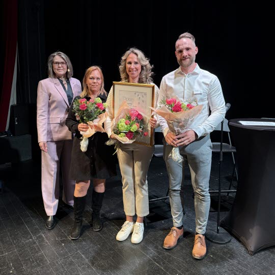 Årets chef med diplom, tillsammans med ledarförebilder och kommundirektör Annika Hellberg.