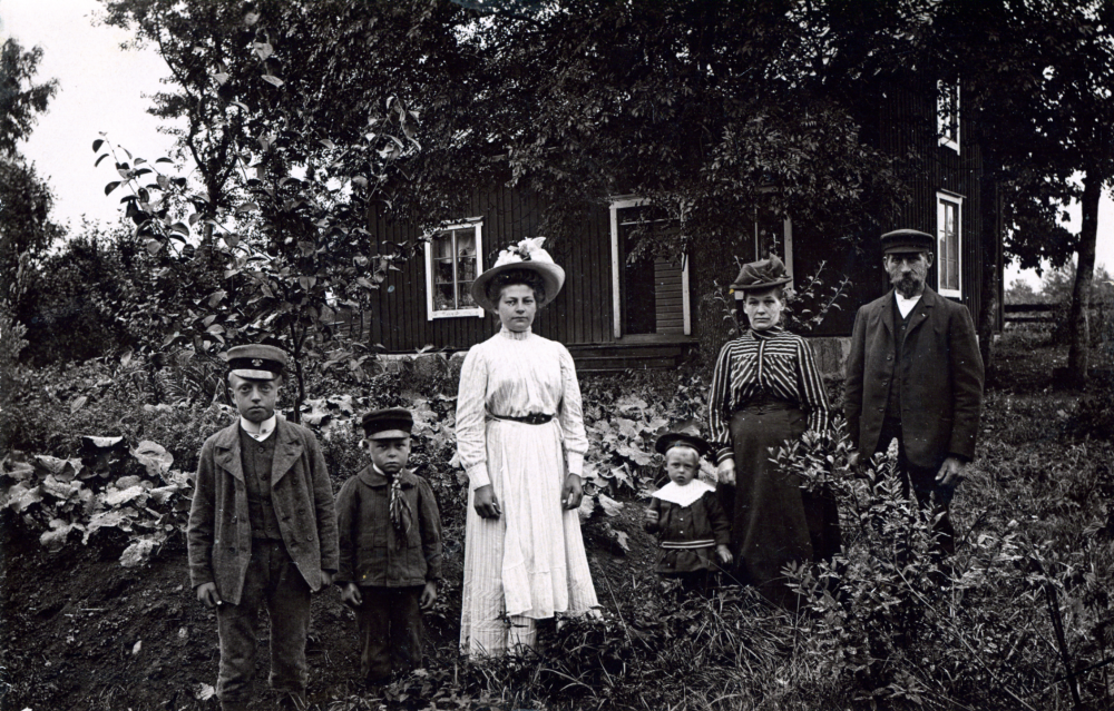 Familjefoto. Bild från Markim med anknytning till familjen Holm. Okänt motiv, namnuppgifter saknas. 

EFTERLYSNING! Hör av dig till bildarkivet om du har information om bilden.