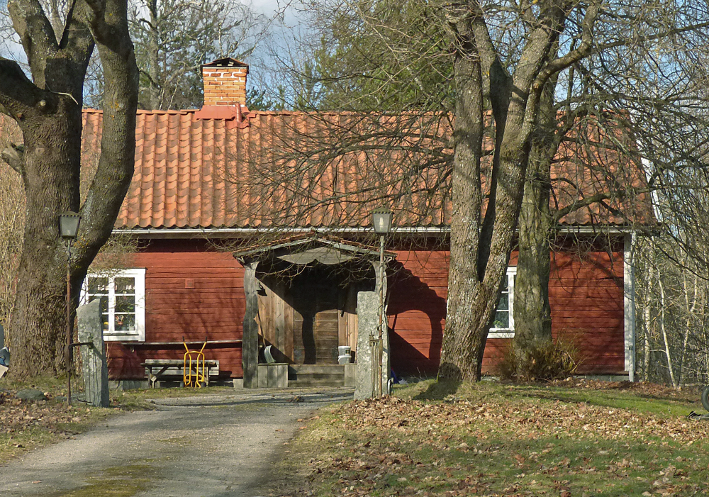 Angarn var annexkyrka till Vada. Det finns anteckningar om att det fanns en komminister i Angarns socknen från 1648 till 1868, då den siste komministern avled. Märkligt nog bodde han inte i socknen, utan på Seneby (mellan Hacksta och Vada), som ligger i Vada socken. Det medförde att fornminnesforskare under främst 1700-talet misstog sig på sockengränserna. Därför har Angarns socken ”begåvats” med ett antal fornminnen som egentligen tillhör Vada. De här felen cirkulerar fortfarande i olika sammanställningar. 1923 blev Angarn annexkyrka till Össeby-Garn och del av Össeby-Garns parstorat.