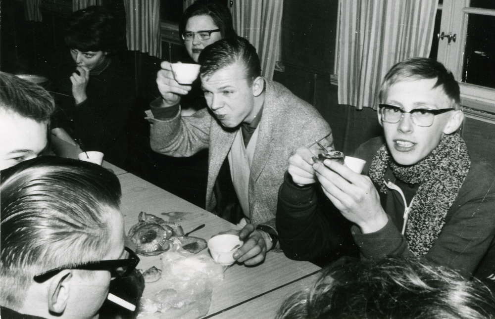 Sedan skolverksamheten lades ner 1959 användes Stångberga skolas lokaler som hembygdsgård. Ibland anordnades dans. På bilden från vänster Britt-Marie Mattson, Agneta Jansson, Nils Jansson och Gert-Åge Frisk. Med ryggen mot kameran Kjell Andersson och Lars Jansson. Jämför bild 4702