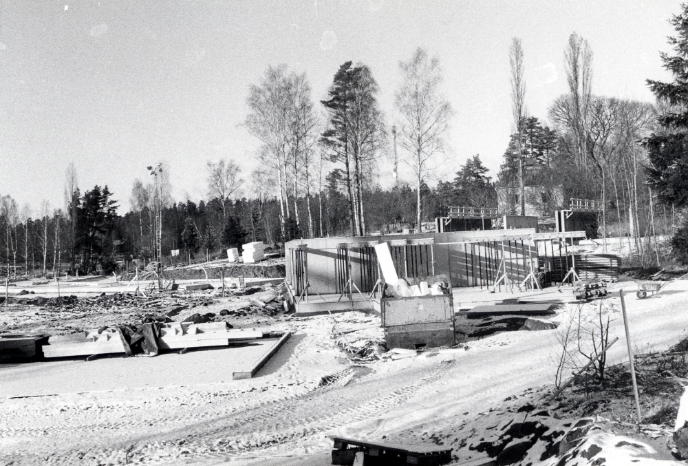 Bostadsområdet Kullaberg öster om Bällsta skall bebyggas med radhus, kedjehus och villor.  Området har sålts av familjen Hallerfeldt, Kullaberg, för bostäder.  Fastigheten Kullaberg skymtar t h genom träden