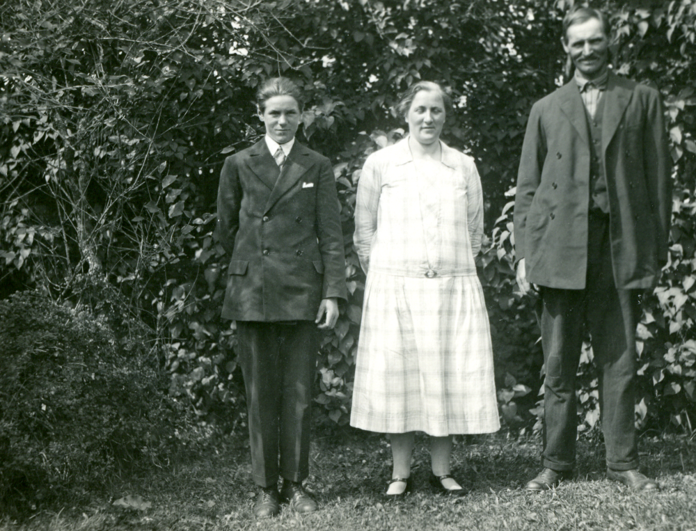 Harry Karlsson flyttade till Brogård i Frösunda tillsamman med föräldrarna Signe och John Karlsson.  På bilden bor man fortfarande på Stora Söderby gård i Lunda.  Av Harrys klädsel kan man anta att han just konfirmerats.  Harry gifte sig senare med Algot Laurells dotter Gullan från Wasa i Frösunda
