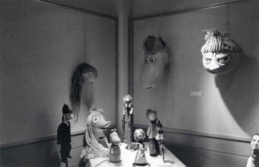 Arne Högsanders marionettdockor i Vallentunasalen.  På väggarna hänger masker på djur och fantasidjur som använts i teater- och tv-föreställningar.