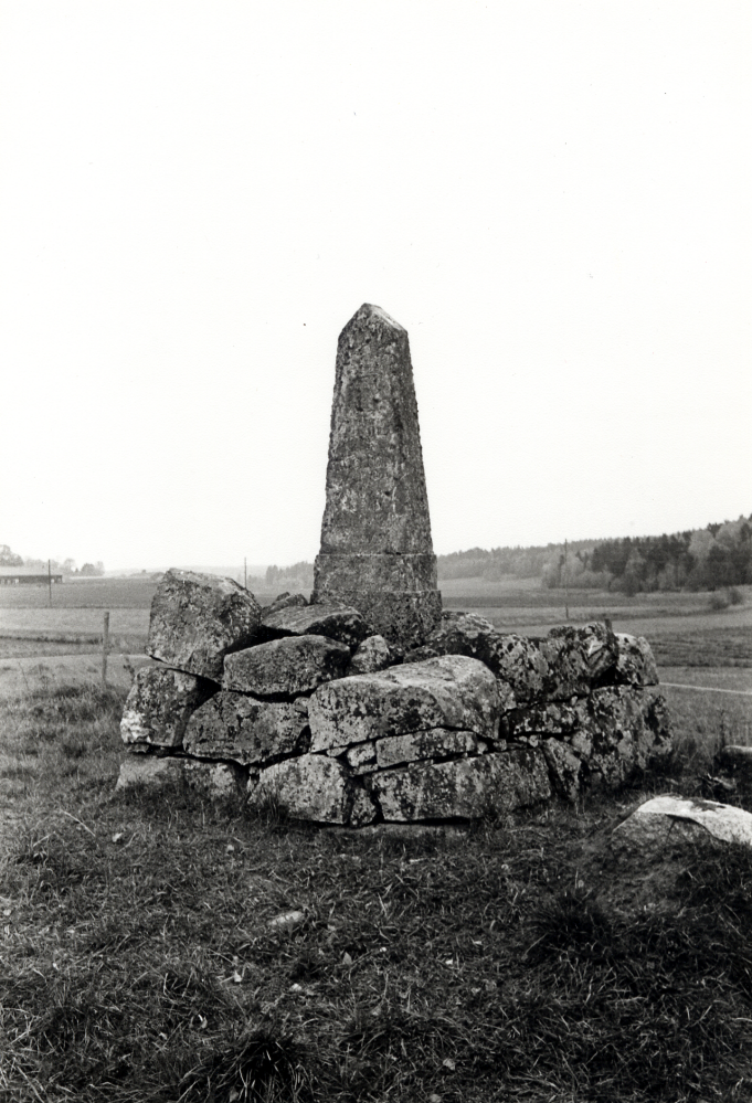 Milsten vid Brollsta i Össeby-Garn