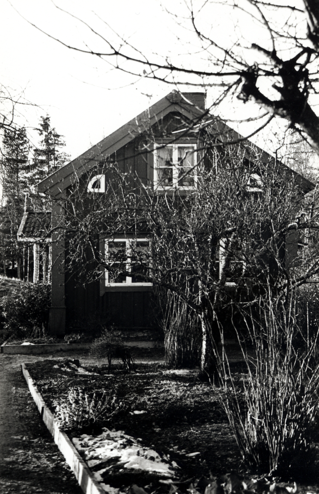 Torpet Lovisedal i Bällsta uppfördes 1853 och restaurerades 1950.  Torpet ligger vid Runristarvägens södra ände och är omgivet av en lummig och delvis igenväxt trädgård.  Flera byggnader finns på tomten.   Foto från grinden vid Runristarvägen.  Fastighetsbeteckning Lovisedal 1:1