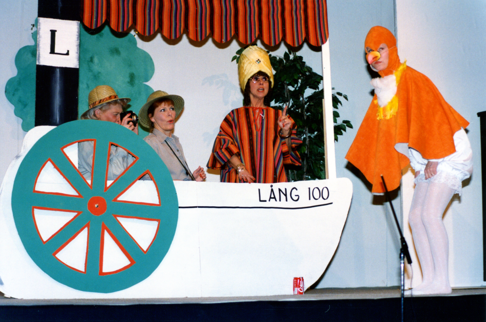 Össebyamatörernas revy "Godis i påsen" 1989. Safari på Husaån med randig guide. Plötsligt dyker den långbenta Vadafålgeln upp! På scenen, Margaretha Rosenlund, Kim Mannberg, Ann-Mari Bacci och Carina Brunnberg. Lokal: Karbyskolans gymnastiksal