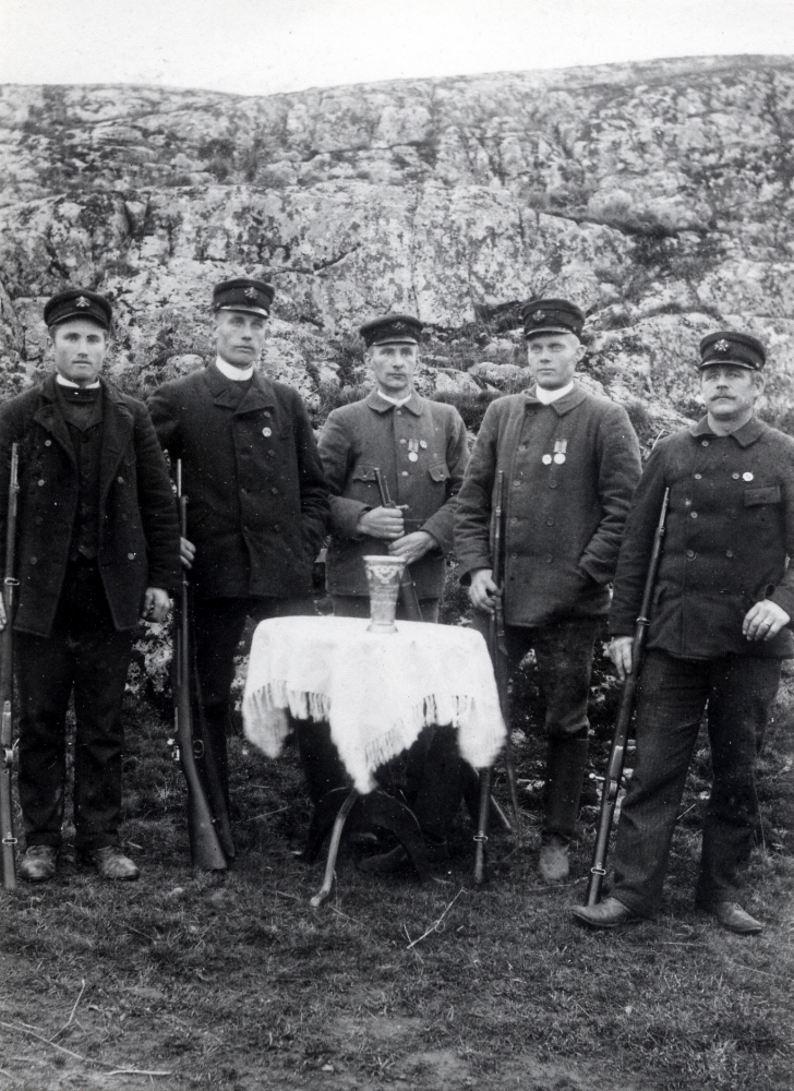 Medlemmar i Frösunda skytteförening. Årtal och plats saknas. Fr v okänd, Edvard Thorell, Algot Laurell, Johan Andersson och okänd.
Uppgift om fotoår saknas, men troligen första delen av 1900-talet.