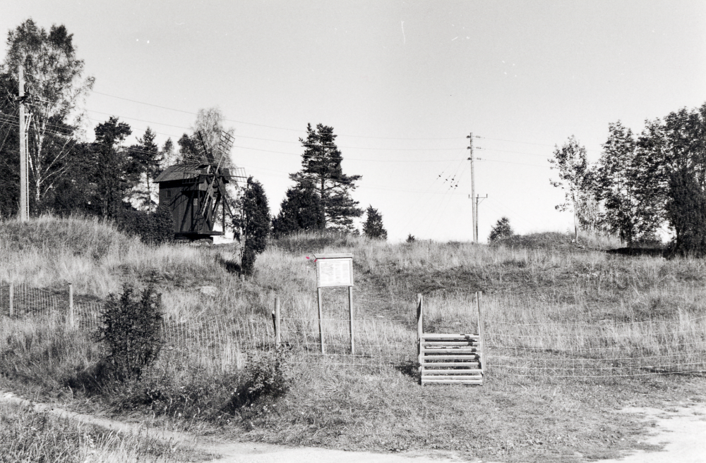 Brottby kvarn har restaurerats och ägs av Össeby hembygdsförening.  Kvarnen är en skenkvarn, dvs hela kvarnhuset kan vridas runt på skenor för att vingarna skall komma upp i vind.  Området runt kvarnen har 1999 rensats från sly och ungskog och betas nu av får för att hindra att området växer igen på nytt.  Öster om kvarnen ligger Kvarnstugan, som sedan något år föreningslokal för Össeby hembygdsförening