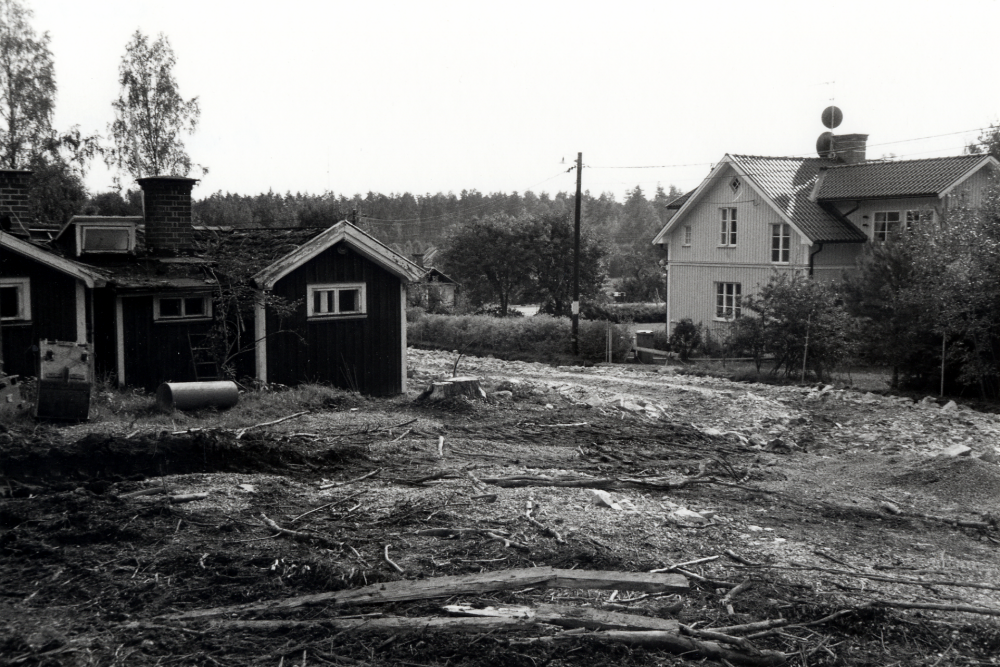 Lingsbergsområdet i södra delen av östra Ormsta bebyggs och äldre hus i området rivs eller restaureras.  T h syns Skogshyddan, Ormsta 1:134, byggt 1926.  I huset bodde Vera och Nils Allenius med barnen Rolf, Irene och Inger.  Skogshyddan har restaurerats under 1990-talet.  Husen t v , ägdes tidigare av Fritz Tullberg, kommer att rivas och ersättas av nya fristående villor.  Mellan husen syns gamla byggnader vid Wandels trädgårdsmästeri Ormstalund