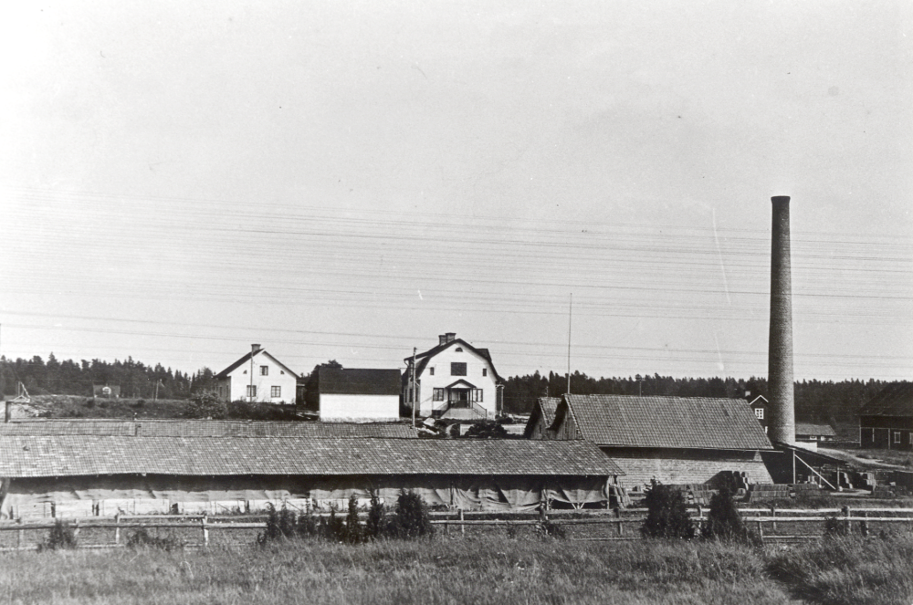 Vallentuna tegelbruk före första branden i mitten av 1930-talet.  I bakgrunden syns tegelfabrikör Axel W Lundqvists villa Idaborg, byggd 1922.  Bakom Idaborg syns fabrikör C J Gustafssons villa, ägaren till Åby tegelbruk.  C J Gustafsson köpte Åby gård 1924 och byggde Åby tegelbruk 1927.  Villan byggdes om i mitten av 1930-talet till det utseende den har än i dag
