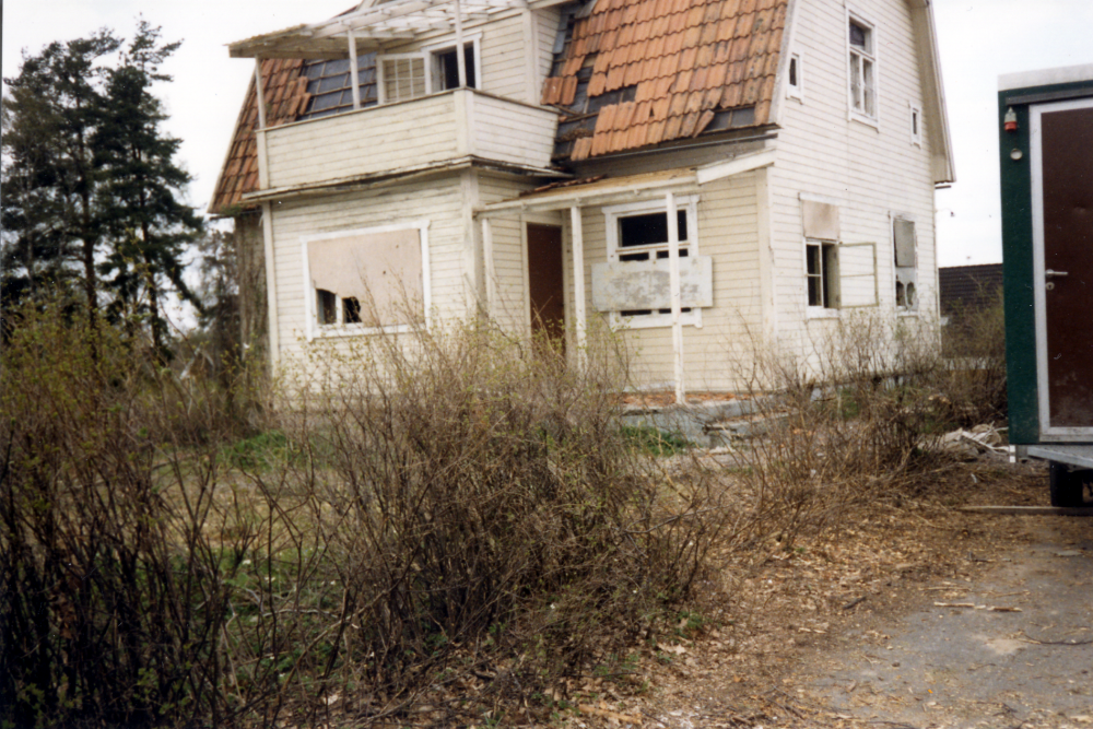 Björkbacka i Ormsta skall rivas i maj 1986 inför byggandet av bostadsområdet på Blekingevägen snett emot Ormstaskolan.  I huset bodde Karin och Valle Eriksson som drev ett stort hönseri med flera tusen höns