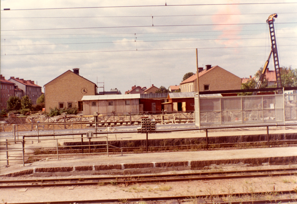 Byggstart för det nya förvaltningshuset  Tunahuset  I bakgrunden syns  Vallentuna kommunalhus  i förgrunden  Vallentuna järnvägsstation  där stationshuset just rivits