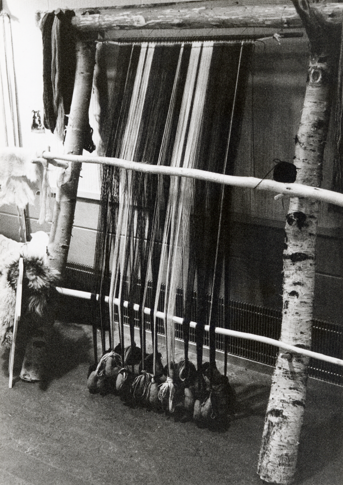 Utställningen  Vardagsliv på vikingatiden  visades i  Vallentunasalen  1-29 februari 1984 . För fullständiga uppgifter se: 040 05 06: 008. Vävstol med lertyngder tillverkad av  Marie Lenti