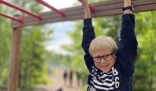 Barn håller i varandra