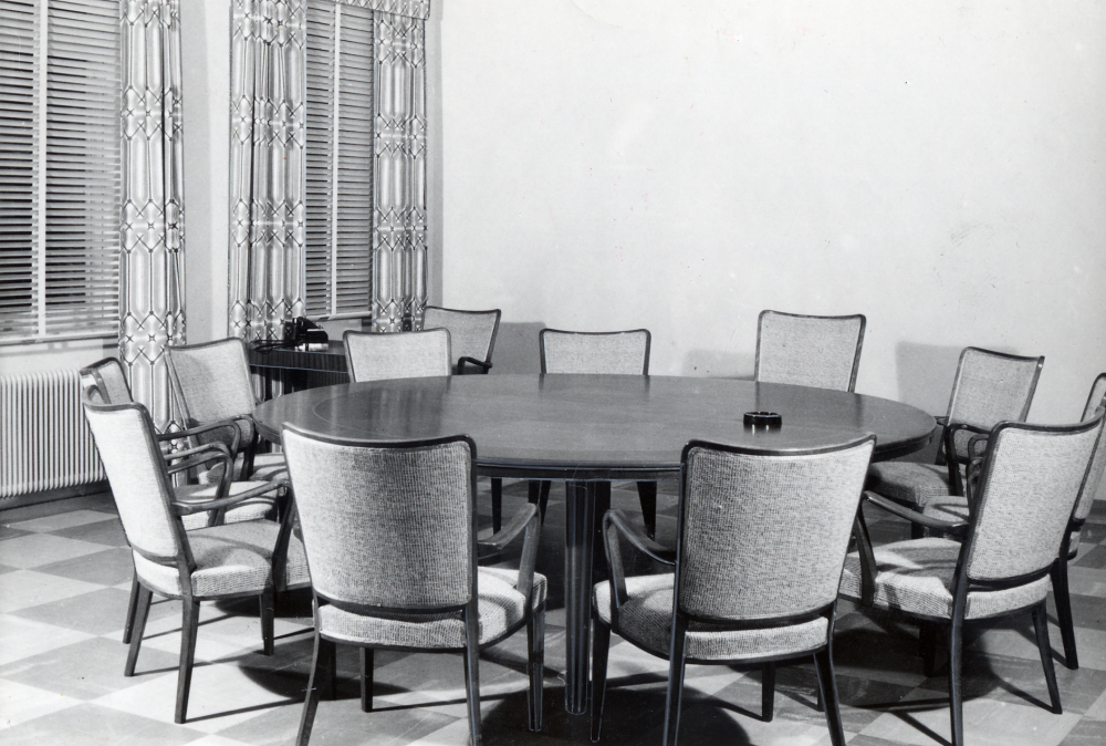 Interiör från Vallentuna kommunalhus. Kommunalnämndens sammanträdesrum