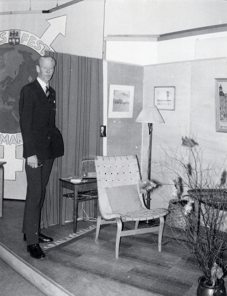 Under Föreningarnas festival i mars 1988 fick olika föreningar i samarbete med invandrarföreningarna presentera sin verksamhet. I Vallentunasalen byggdes 'rum' från olika länder.  Fred Berglund i Vallentuna hembygdsförening byggde ett rum från tiden i Sverige kring 2:a världskriget