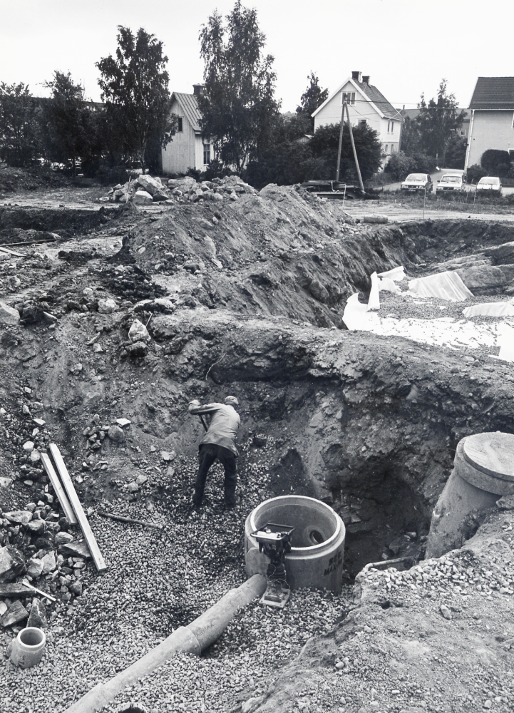 Avloppsrör  och brunnar har anlagts inför bygget av förvaltningshuset  Tärningen  Husen i bakgrunden är fr v affären  Kära Barn  affären  Tusen ting ??? och gaveln på  handelsbanken