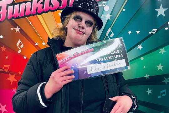 Mikaela Davidsson på bild, n som vann Vallentunas deltävling i Funkisfestivalen 2026