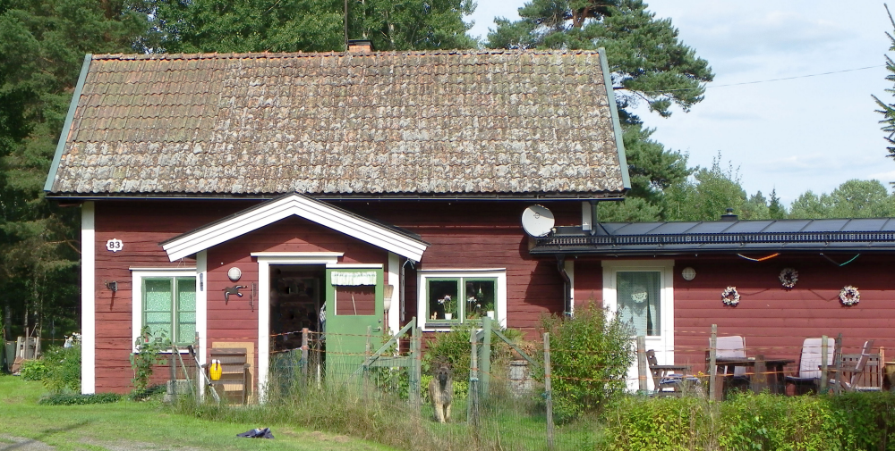 Torpet Johannisberg (Johannisbärg, Johannesberg) låg under Sundby 2 och finns fortfarande kvar 2019, men är utbyggt. Torpet tillhörde den tidsmässigt senaste omgången torp på Sundby, byggt på 1870-talet. Torpet ligger längs förlängningen av Sundbyvägen, nästan vid vägs ände. De nuvarande ägarna har döpt det till Sundbytorpet. 

Det ursprungliga Sundbytorpet låg i närheten, men ingen vet exakt var. Kanske det var ett tidigt namn på båtsmanstorpet norr om, eller så låg det på en moränhöjd strax öster om Johannisberg, där det finns bebyggelserester.