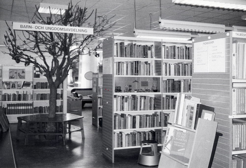 Interiör från  Vallentuna bibliotek  mot barnavdelningens träd