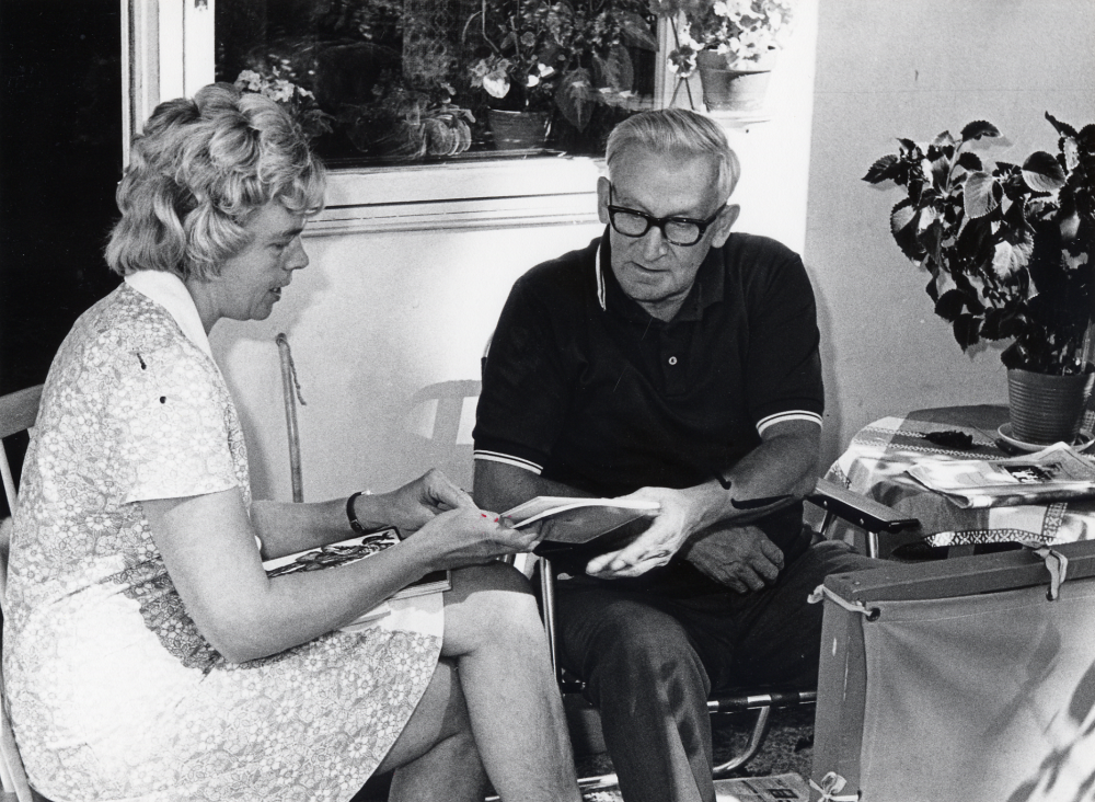 Vallentuna bibliotek  har en uppskattad låneservice för gamla, sjuka eller personer med funktionsvariationer, som inte själva kan komma till biblioteket -  boken-kommer   Eivor Tillborg  besöker  Tore Bergström  i  bostaden på Fornminnesvägen och erbjuder honom nya böcker att läsa