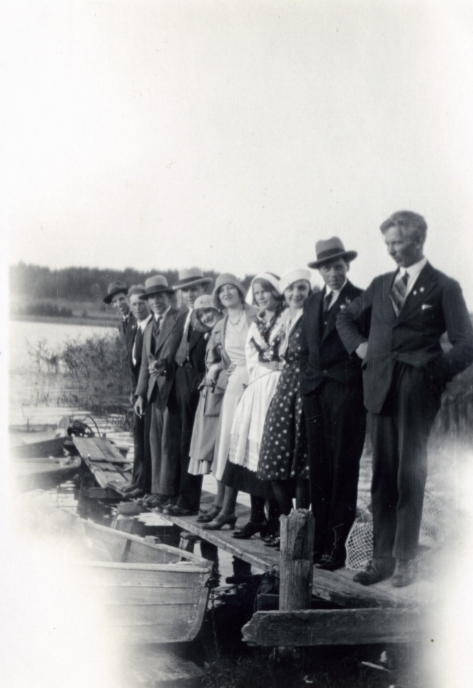 Bild från Markim med anknytning till familjen Holm. Okänt motiv, namnuppgifter saknas. Eventuellt vid Vivelstasjön.

EFTERLYSNING! Hör av dig till bildarkivet om du har information om bilden.