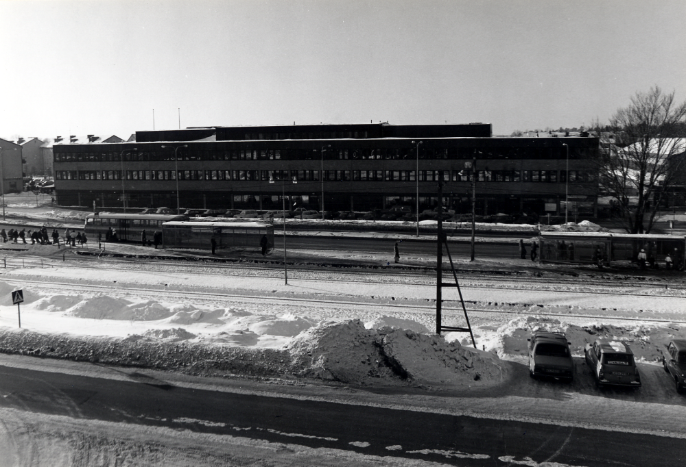Tunahuset i Vallentuna centrum, sett från Tellus-Maskins fabrikslokaler. I förgrunden Industrivägen och Vallentuna järnvägsstation