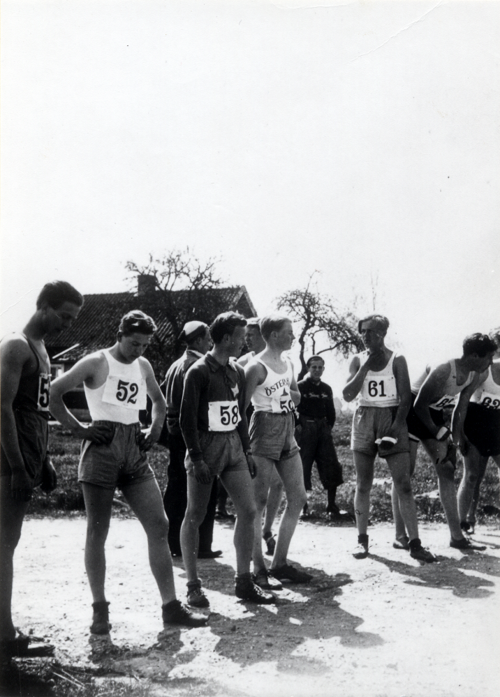 Brottby SK, tävlingen Brottbyterrängen, ungdomsklassen 15-18 år 2500 m.  Fr v okänd, okänd, Olle Andersson Ösby, Olle Birath Åsättra Åkersberga, Hans Jansson Ösby, Olle Malmberg Åkersberga, Arne Lundberg Brollsta, Harry Frölin Vada, okänd, okänd.  Tävlingsresultat: 1 Paul Andersson Riala, 2 Roland Höglund Brottby, 3 Bertil Persson Täby, 4 Olle Birath Österåker, 5 Bertil Karlsson Täby.  Tävlingen ägde rum vid Flattsta i Össeby-Garn