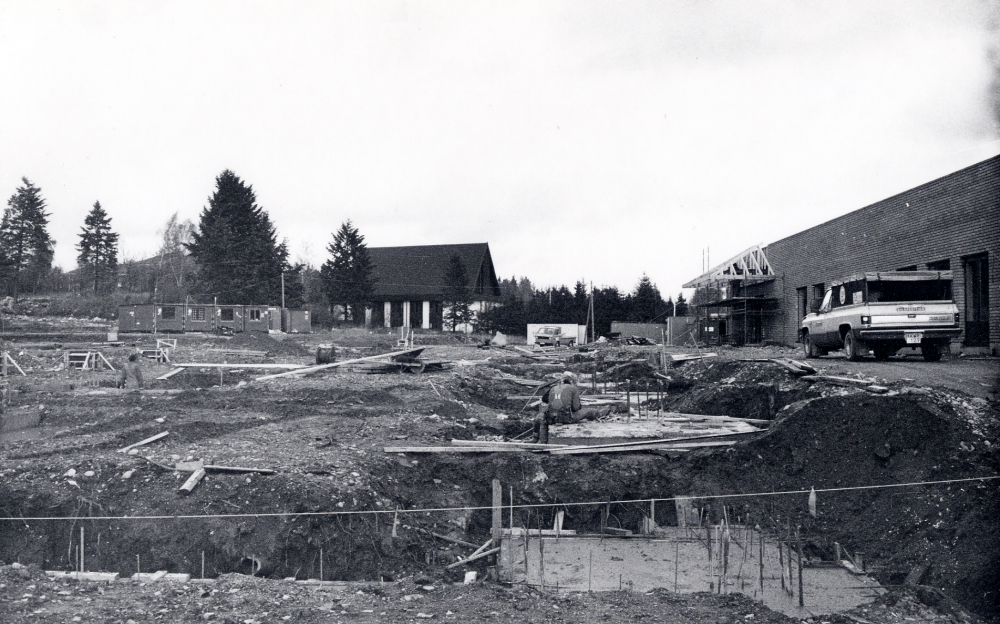 Byggnadsarbeten för det nya förvaltningshuset Tärningen har båbörjats. T h det ännu ej färdigbyggda Domusvaruhuset och i bakgrunden Pingstkyrkan