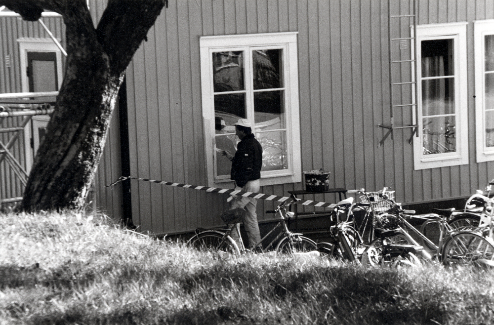 Lindholmens järnvägsstation.  Stationshuset målas om med gul färg och vita snickerier.  På perrongsidan öppnas Jernvägskiosken inom kort