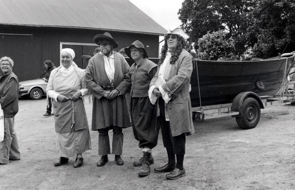 365 år sedan första brevet transporterades på den gamla postvägen mellan Stockholm och Åbo - återinvigning av Drottning Kristinas postväg. Poststationen vid Ösby gård i Össeby-Garn har återuppstått  med kurirer i tidsenliga kläder med postsäck från Stockholm via Ensta gård i Täby.  Framför båten, som används för postsäckens vidare färd över Ålands hav mot Åbo,  på gårdsplanen står Marianne Dahlbeck, mora på Ösby gård (på riktigt),  kuriren söderifrån Ranold Ödmark, kuriren som red mot norr Håkan Wahlström och postvägsprojektets "general" i Vallentuna, Ingvar Öhrn