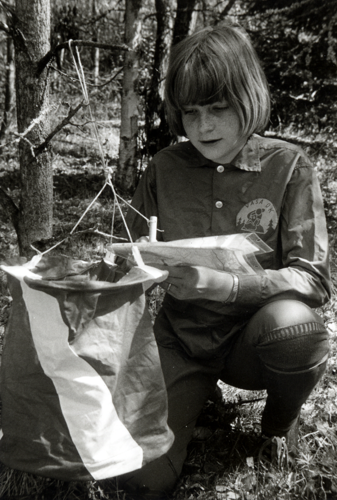 Fritidsnämndens tävling "fasta orienteringkontroller" i Molnby.  Här sitter Marianne Magnusson, som tävlar för Vasa OK,  vid en av kontrollerna