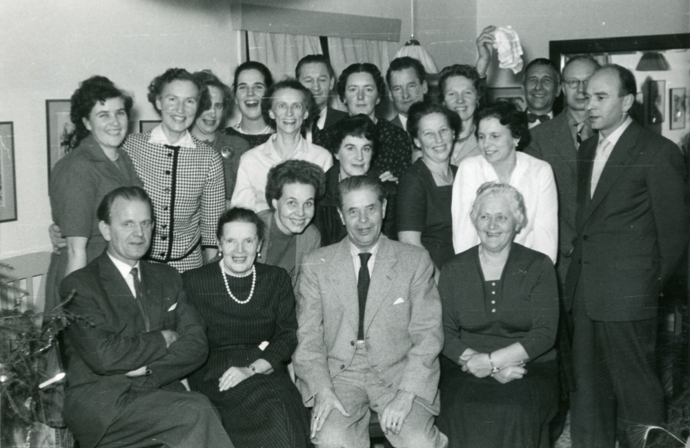 Vallentuna hembygdskör. Från vänster längst fram Arne Lindström, Edit Lindström, okänd, Josef Andersson, Olga Jansson. Längst bak står Greta Ljunggren, Elisabeth Henningsson, Gunhild Lindström, Majken Jansson, Harry, Skogberg, Margareta Lillan Thomsson, Berta Franzén, Irma Kullberg 
 i vit blus, Martin Nilsson, Fridolf Thomsson.