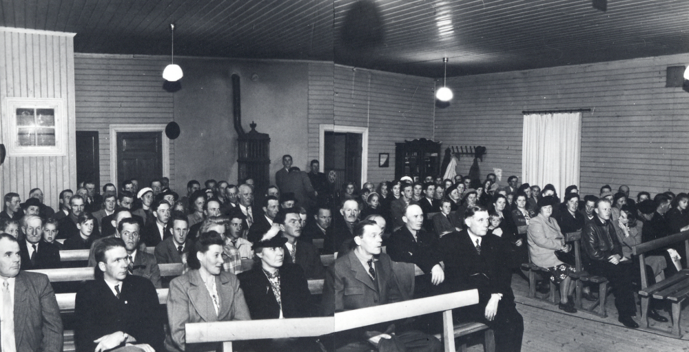 Högerpartiet  håller  valmöte  i blåbandslokalen  Klippan  Fotograferat just innan en filmföreställning skall börja.  På främsta banken med handen över knäet sitter riksdagman  Edvard Thorell  från Stolp-Ekeby gård i Frösunda