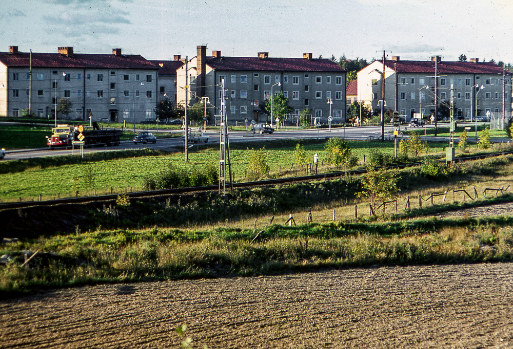 Åkrarna och järnvägen med husen vid Centralvägen i bakgrunden.
Bildserie: Vallentuna på 1960-talet.