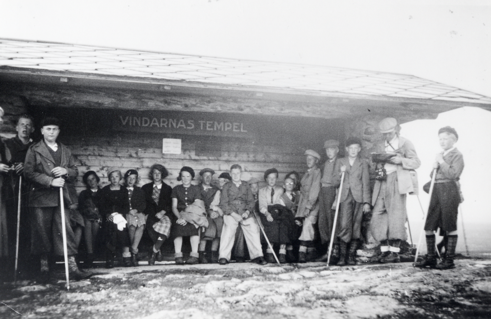 Elever från Hjälmstaskolan på skolresa till Jämtland tillsammans med läraren Josef Andersson. Här har man samlats vid Vindarnas tempel på Åreskutan